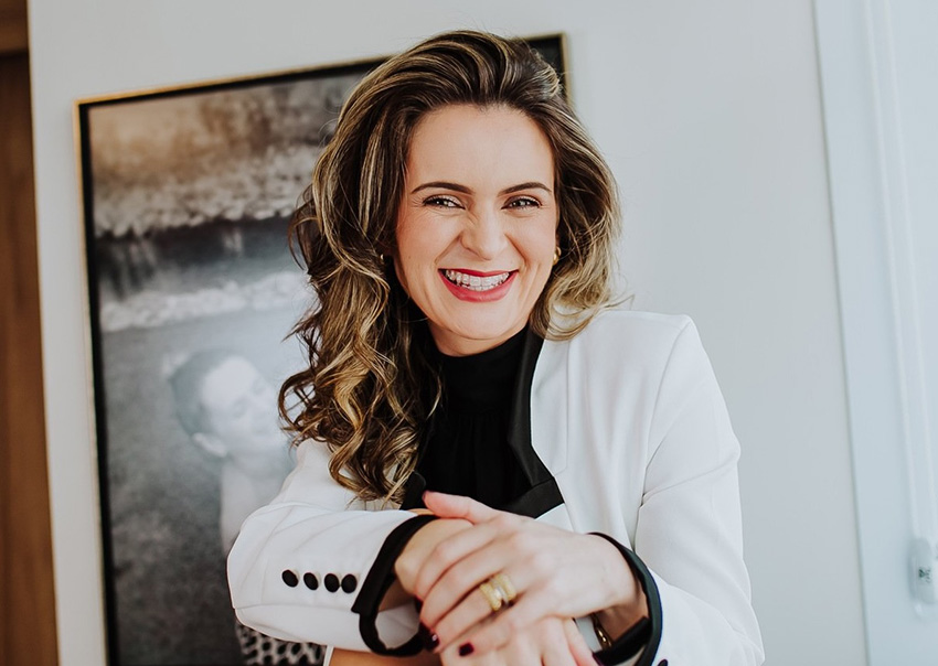 Foto da Dra. Thais Batista com um sorriso sincero e uma felicidade radiante.