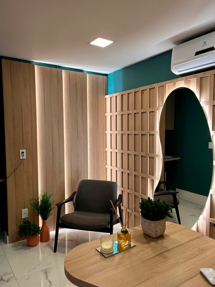 Sala de Espera composta por uma Poltrona muito confortável, Iluminação mais amena para descanso, Espelho Grande para uso, Ar-Condicionado e Uma mesa com aromas para relaxamento.