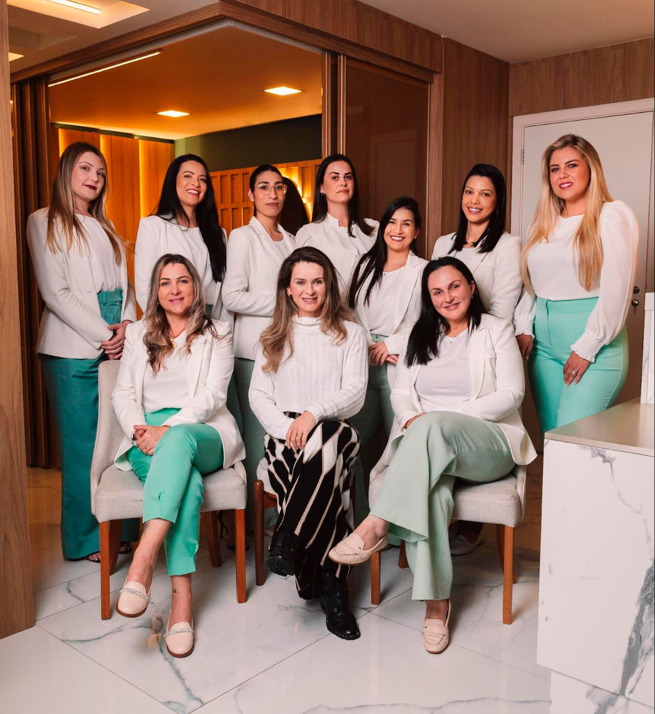 Imagem do Corpo Médico Completo da Audra Clínica e Hair Spa (com 10 pessoas na equipe, entre terapeutas, médicos, enfermeiras e auxiliares)