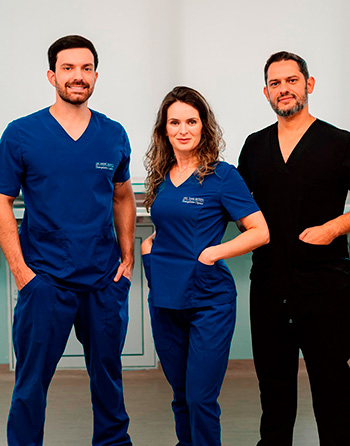 Na foto: Dr André Rufato, médico com especialização em tricologia; Dra Thais Batista, médica com especialização em dermatologia, Dr. Thiago Minelli, médico com especialização em dermatologia.